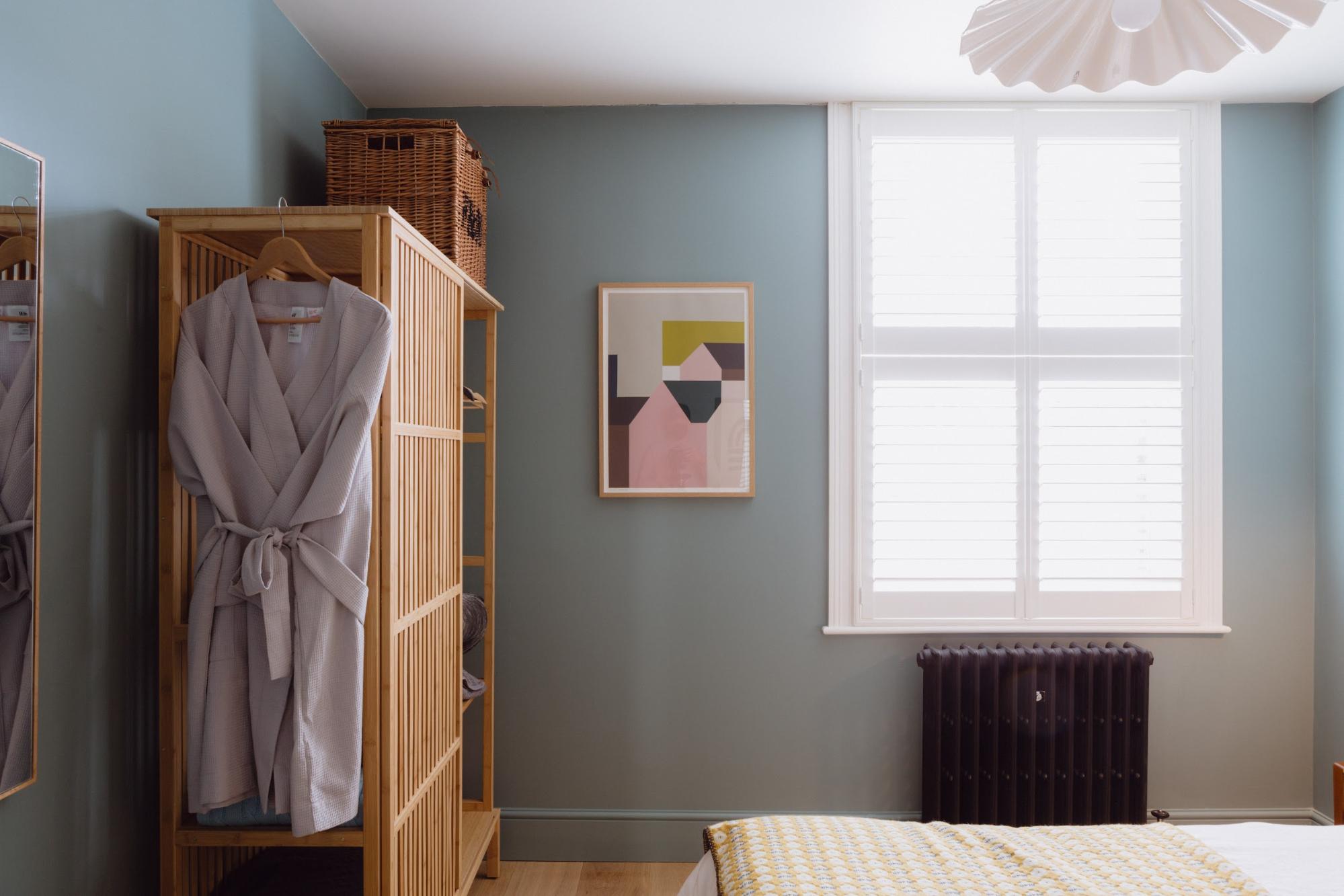 cast iron radiators making a comeback in bedroom